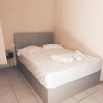 Adam Apartamento Polychrono
